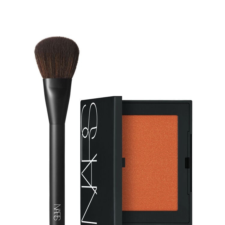 L’ensemble fard à joues et pinceaux Afficher le numéro de l'image zoomée 1 : L’ensemble fard à joues et pinceaux,